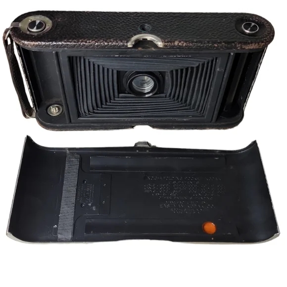 Vintage camera set Kodak Vintage Cameras in Black and Silver - Picture 6 of 16